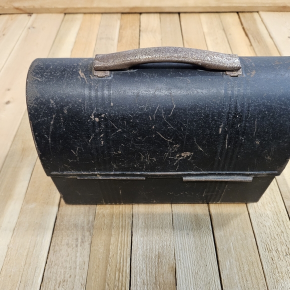 DOME TOP LUNCH BOX - CIRCA 1940 - PATENTS PENDING - THERMOS CLIP - NICE PATINA - Picture 5 of 15